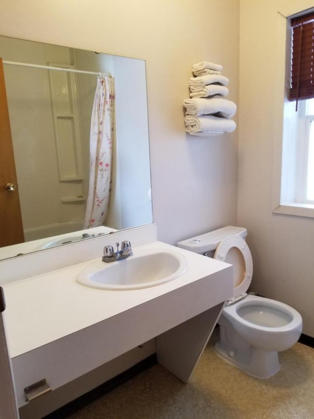 Deluxe Queen Room at Melsask Motel, photo 3