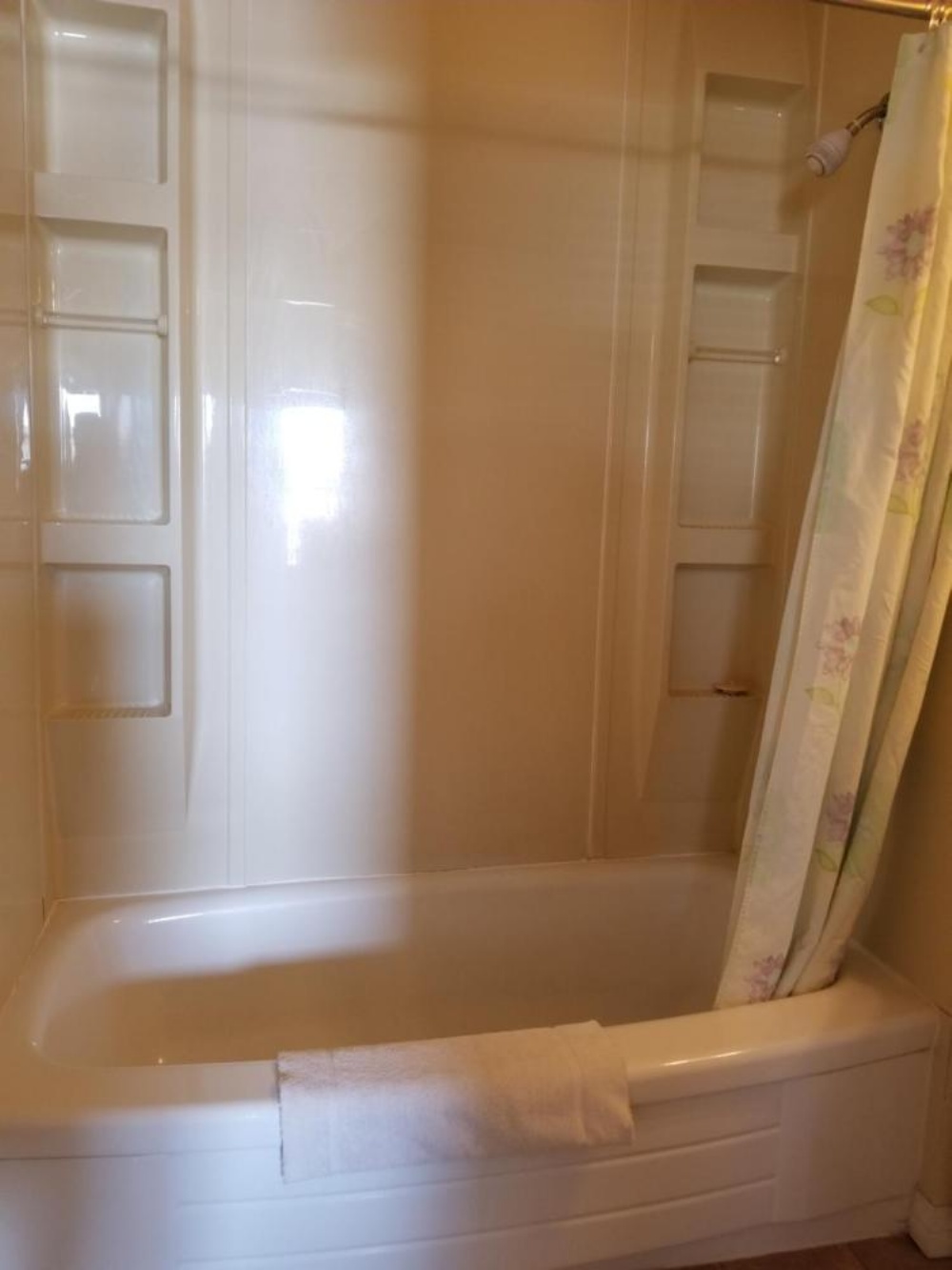 Deluxe Double Room (2 Adults + 1 Child) at Melsask Motel, photo 4